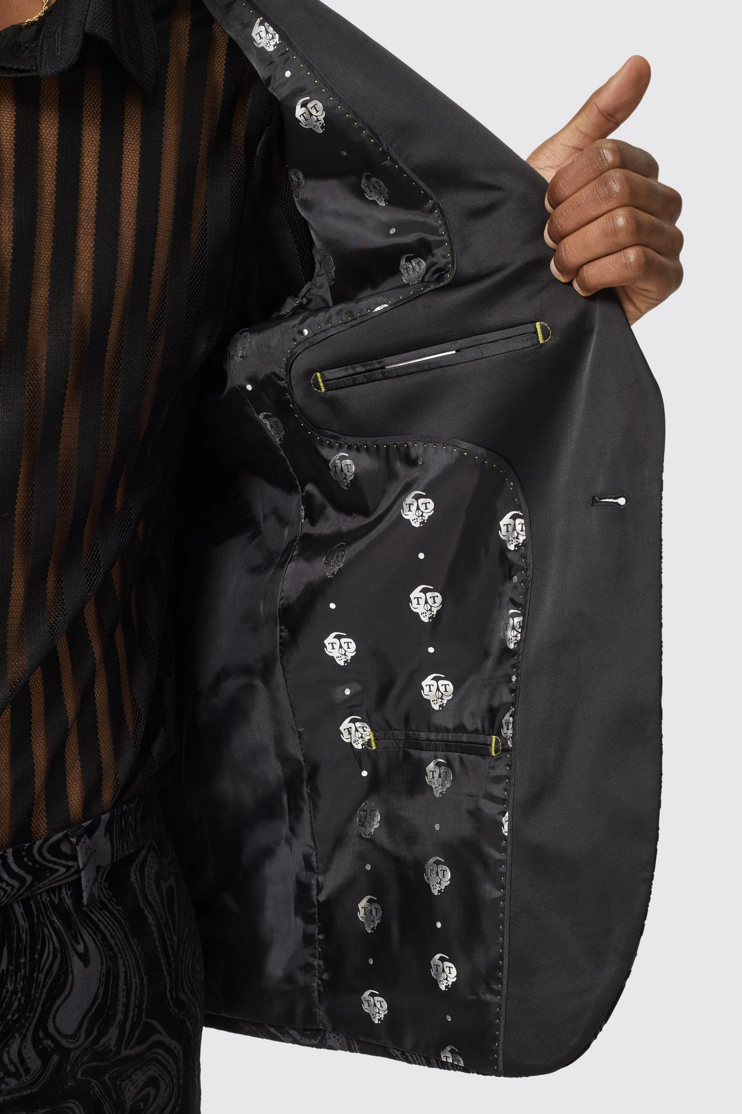 "Chaqueta Angelou Ajustada Negra: Elegancia y Estilo Impecables para un Look Sofisticado."