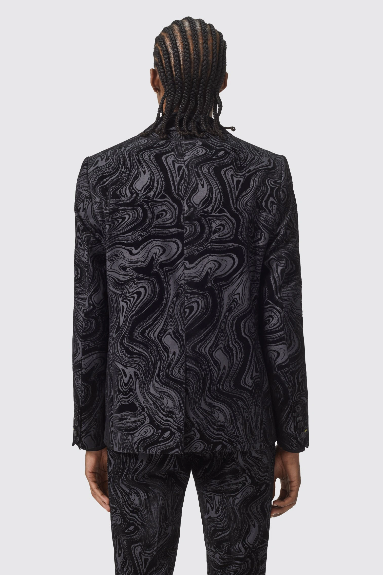 Traje negro Angelou Slim Fit: Elegancia atemporal para el hombre moderno, un clásico imprescindible.